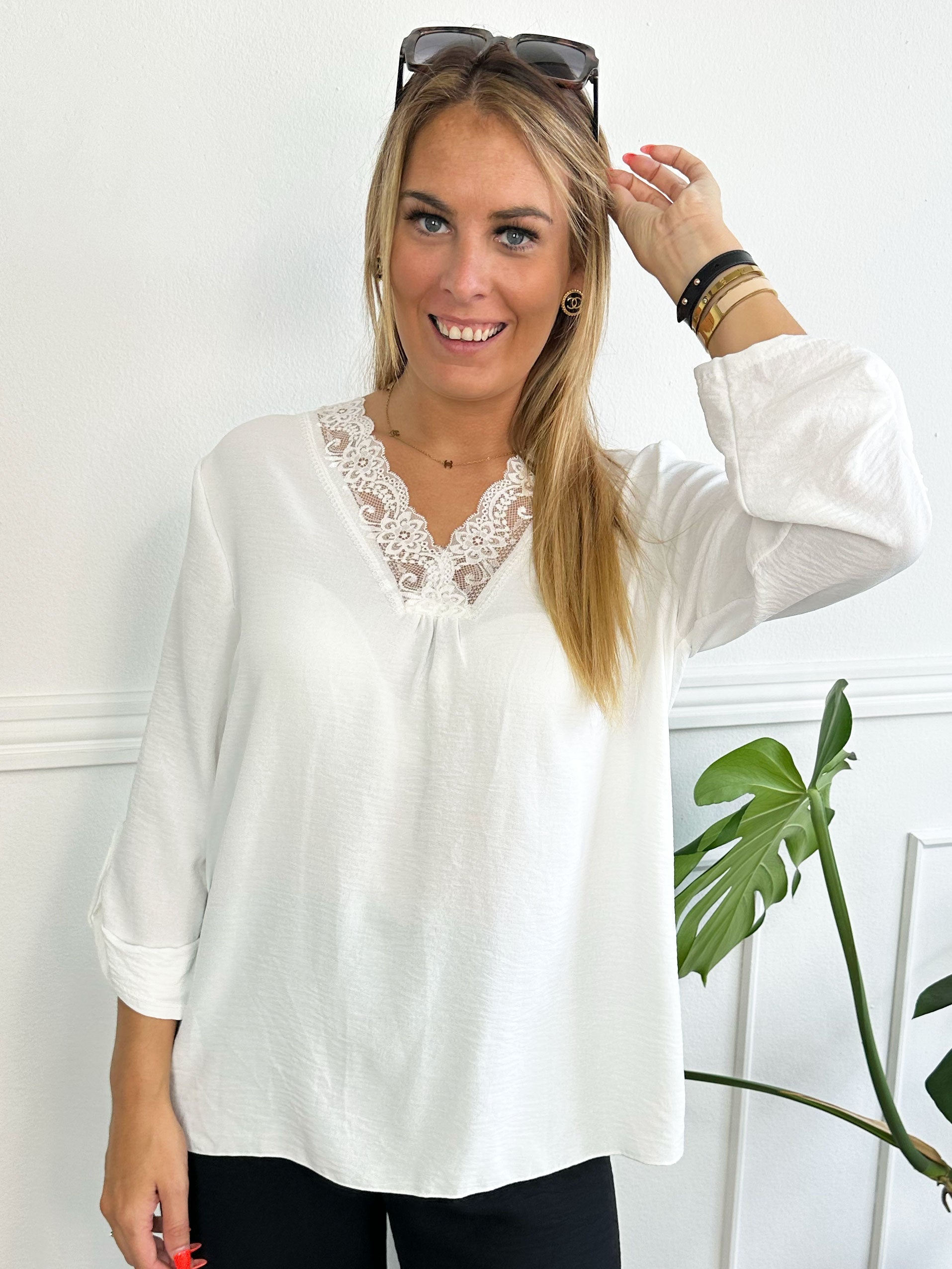 Elly Shirt - Simpel blus med spetskant